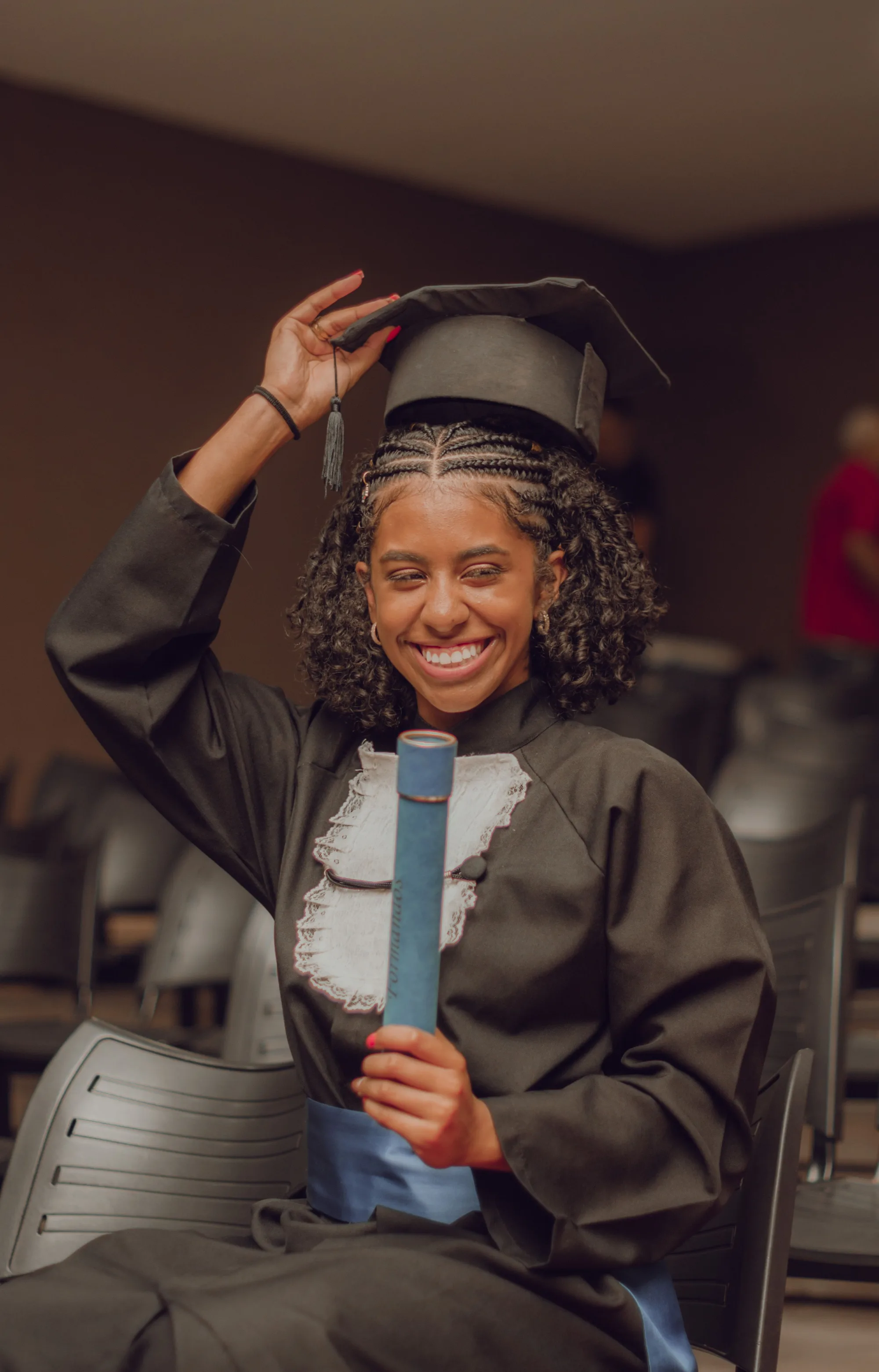 Diplômée souriante tenant son diplôme