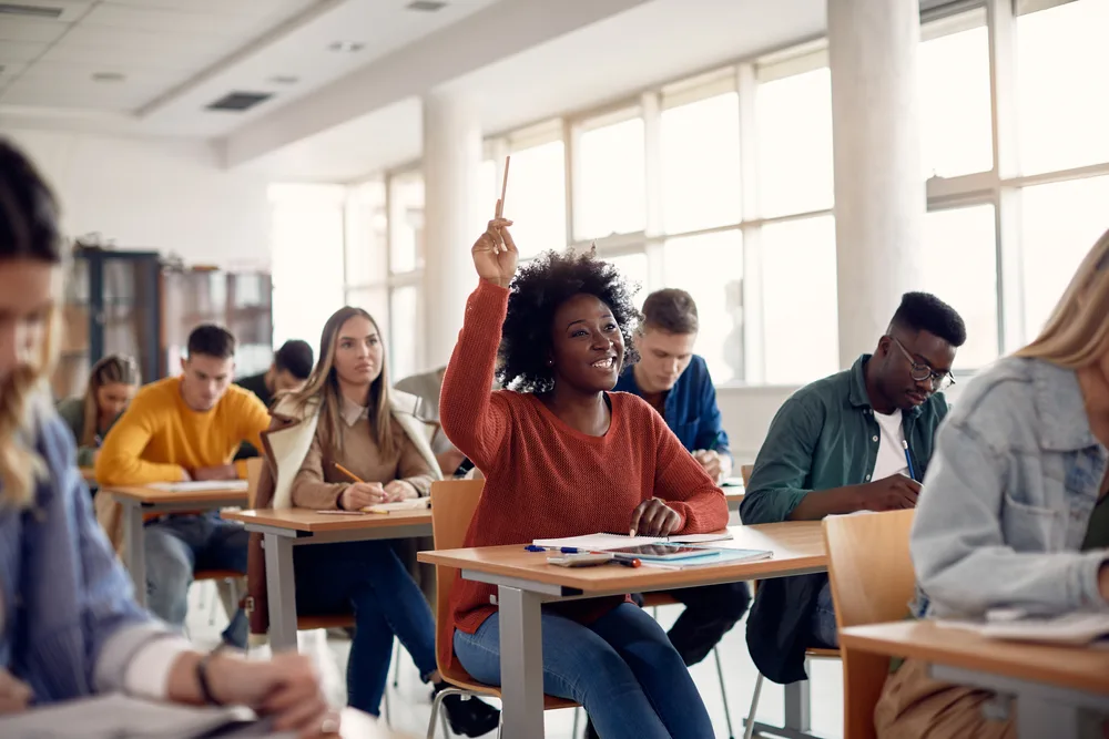 Étudiante levant la main pendant un cours