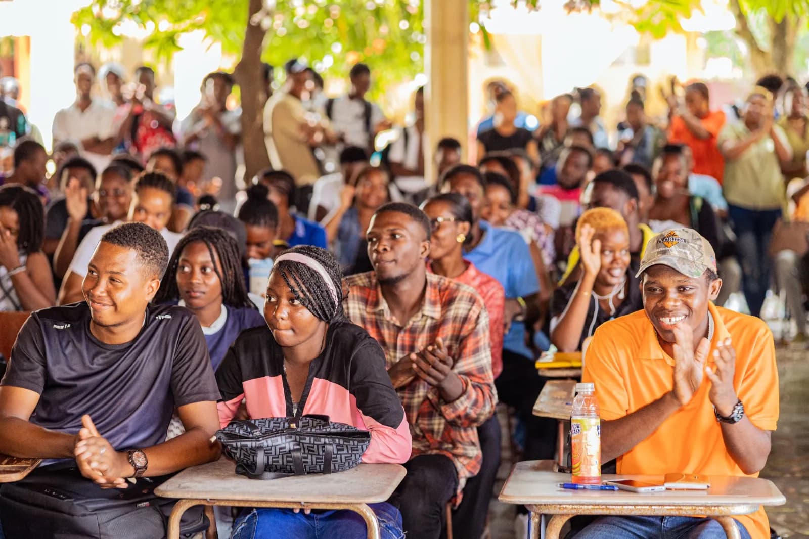 Étudiants souriants et applaudissant pendant Ti koze ak BTI