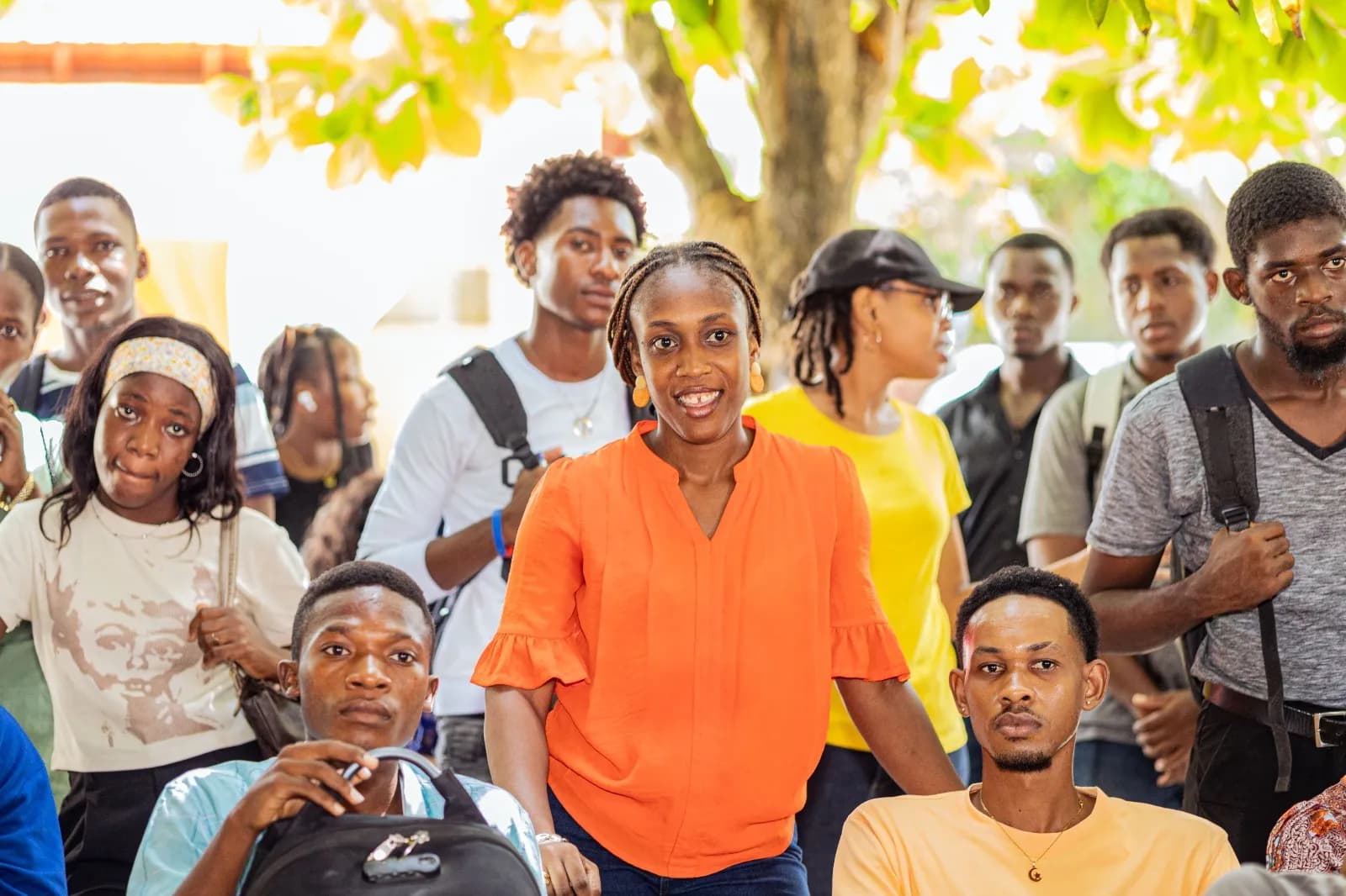 Étudiants debout et souriants pendant la séance