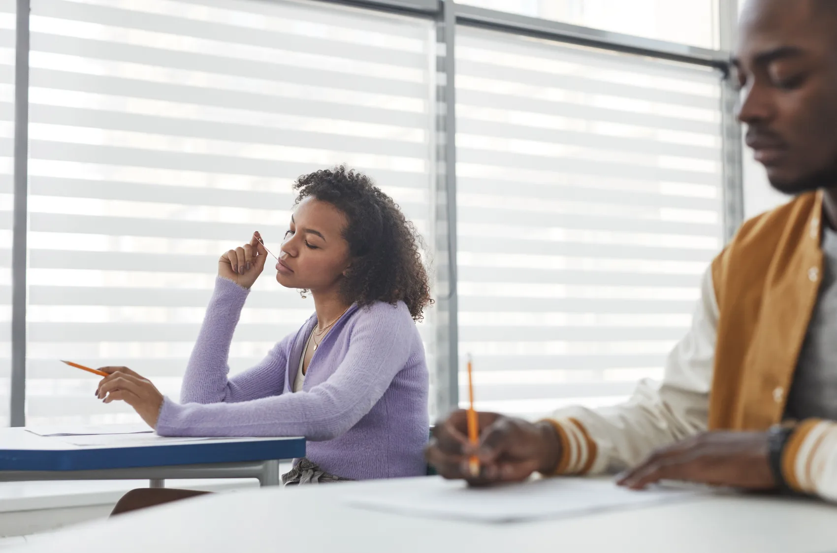 Étudiants traversant le campus du Business and Technology Institute